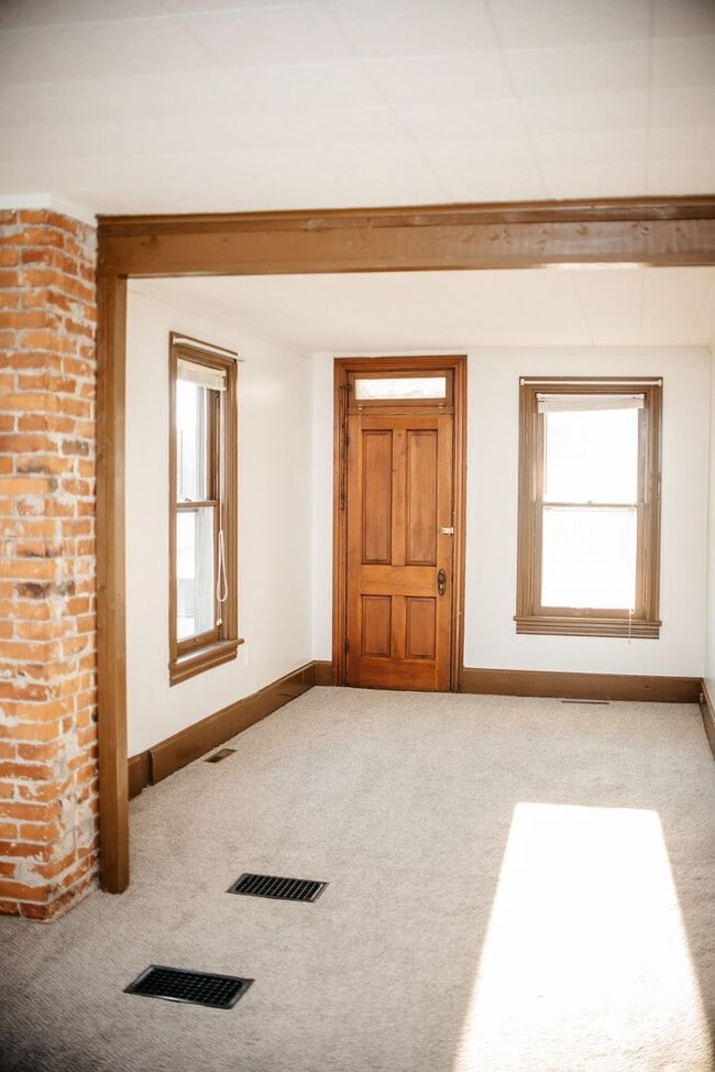 Building Photo - 352 S Catherine St