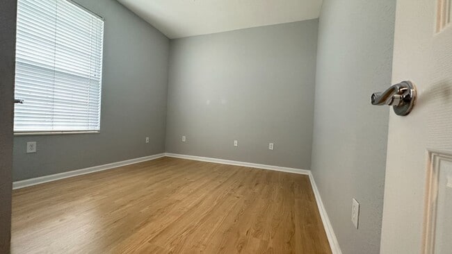 Building Photo - Vista Lakes