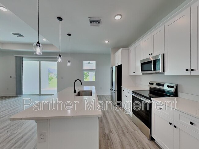 Building Photo - 1422 NE 33rd Ln