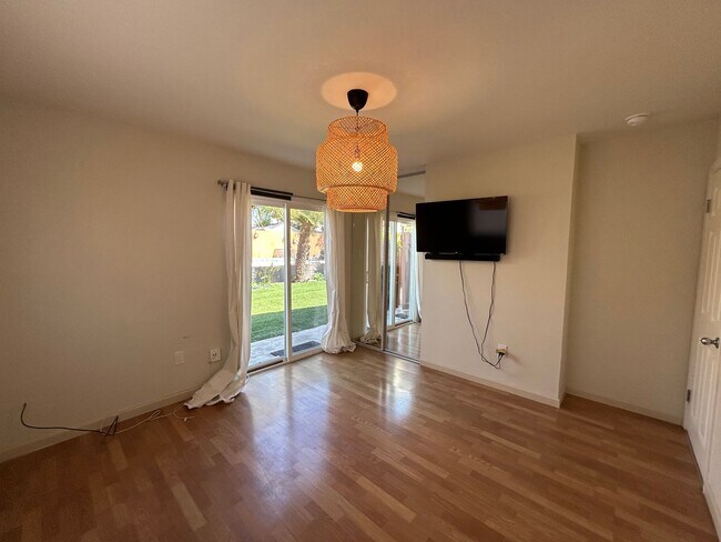 Building Photo - 3 Bed, 1 Bath in Clairemont with a Pool!