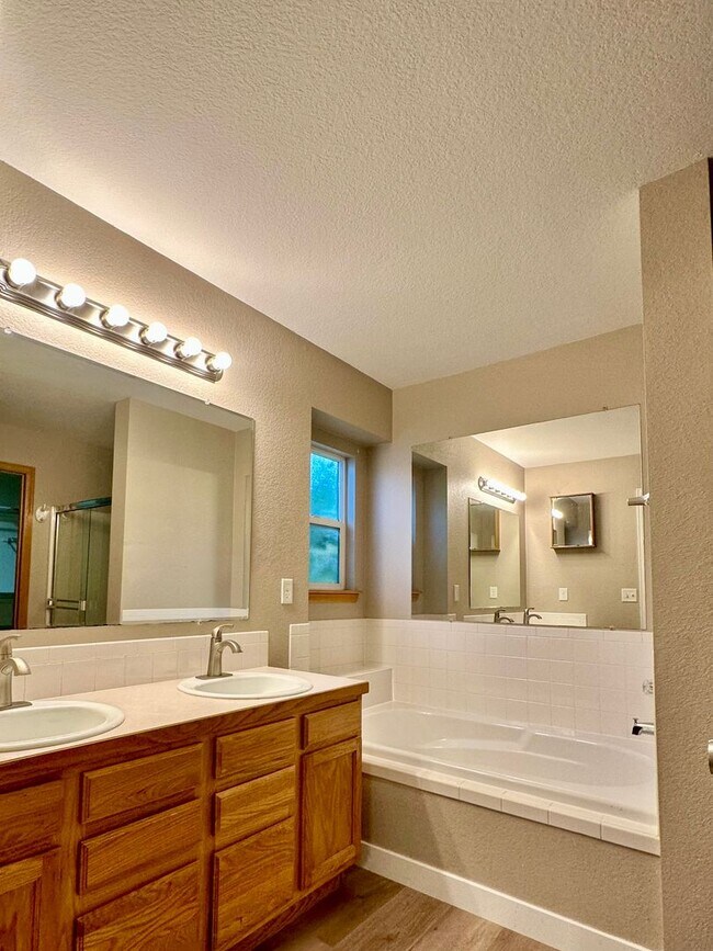 Building Photo - Updated 5-Bedroom Windsor Home - Available...