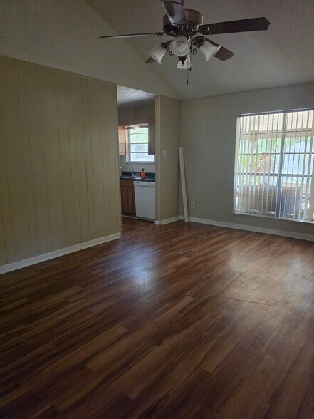 Livingroom - 10990 Forest Gln