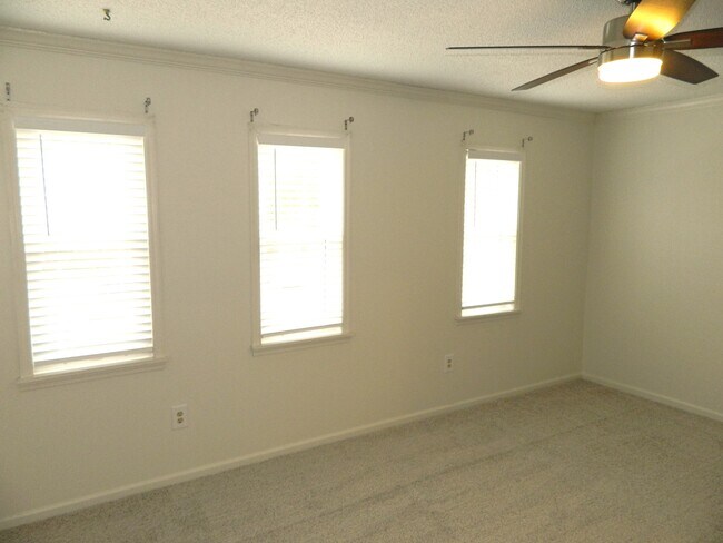 Building Photo - 407 Folkstone Cir
