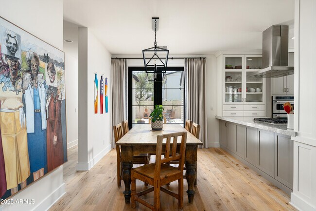 Building Photo - 4901 E Amelia Ave