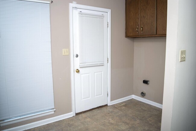 Building Photo - 1615 Woodmere Loop