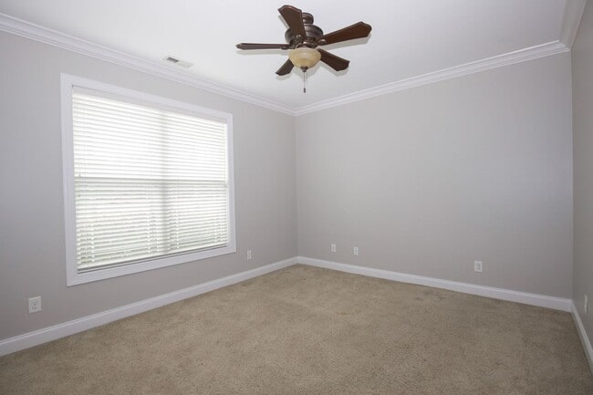 Building Photo - Woodlake Home