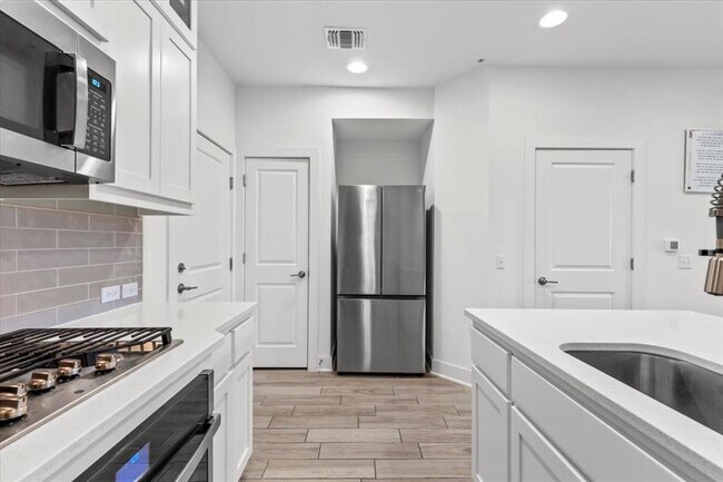Building Photo - 2516 Simond Ave