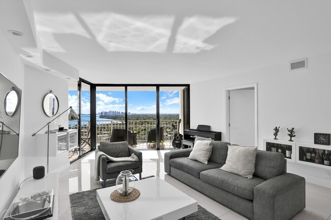 Building Photo - 1000 NE Quayside Terrace