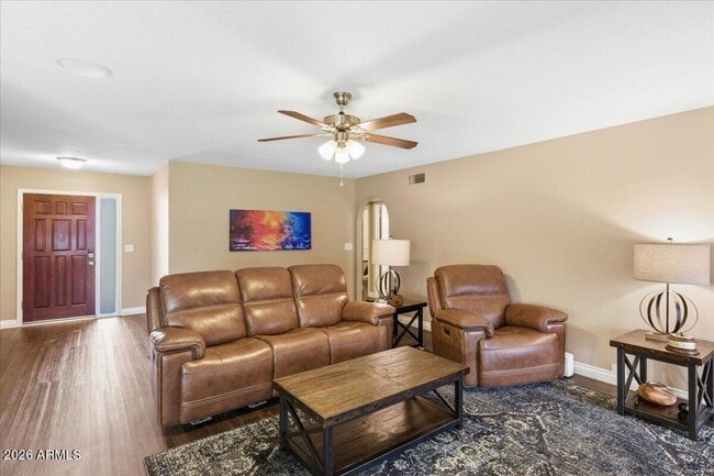 Building Photo - 6101 E Greenway Ln