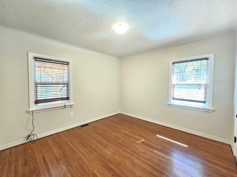 Building Photo - 1922 E 18th Ave