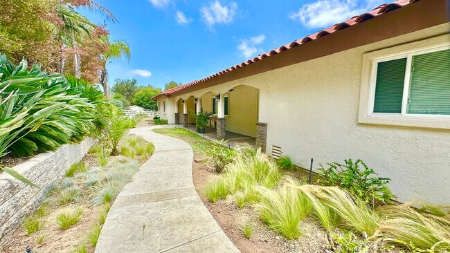 Building Photo - Amazing Location & Sprawling Country Livin...