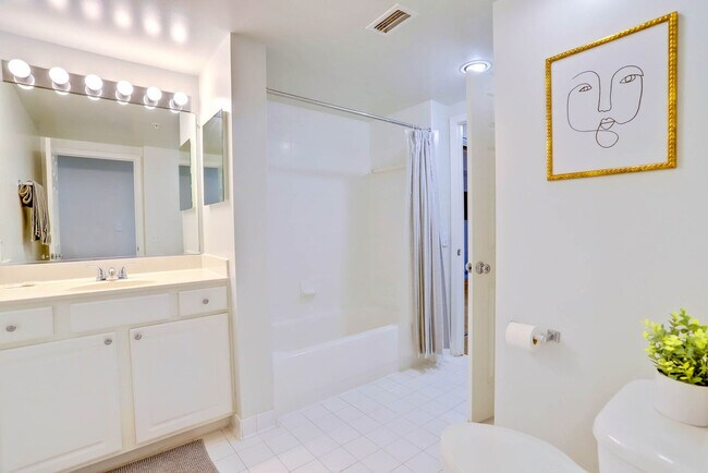 Building Photo - 901 N Pollard St