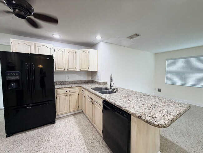 Building Photo - 3/2/1 car garage in S. Ft. Myers Off Cypress Lake!
