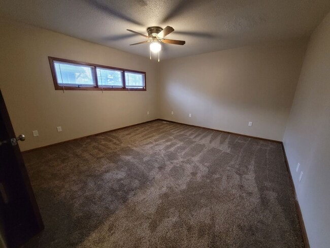 Building Photo - Don't miss this spacious kitchen!