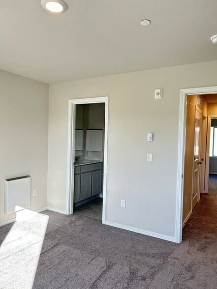 Building Photo - 3226 Juno Ct NE