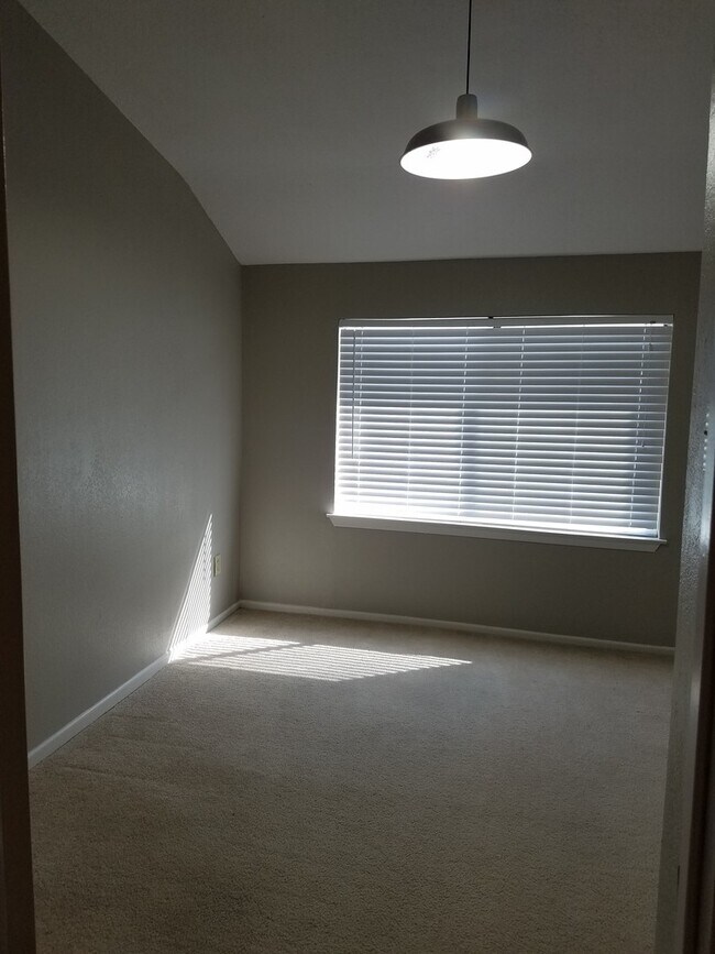 Building Photo - Adorable 2 bedroom townhome style Condo