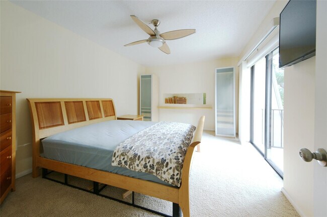 Building Photo - 1700 Embassy Dr