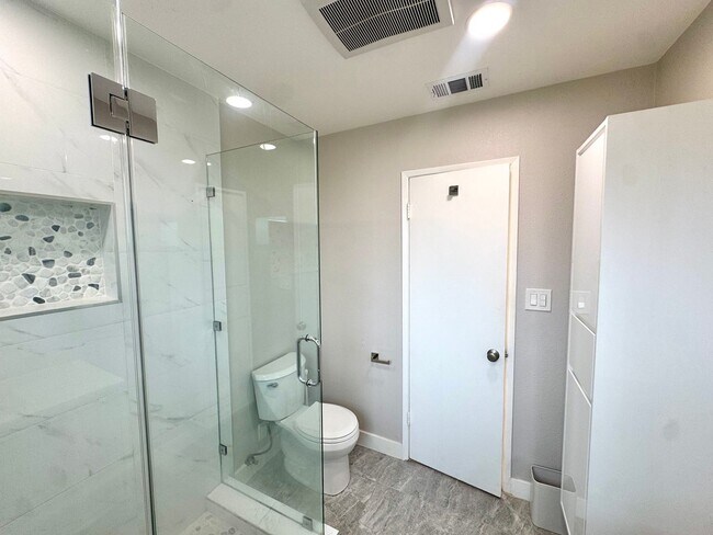 Building Photo - Updated 2 Bed, 1 Bath Home with Detached Office Space