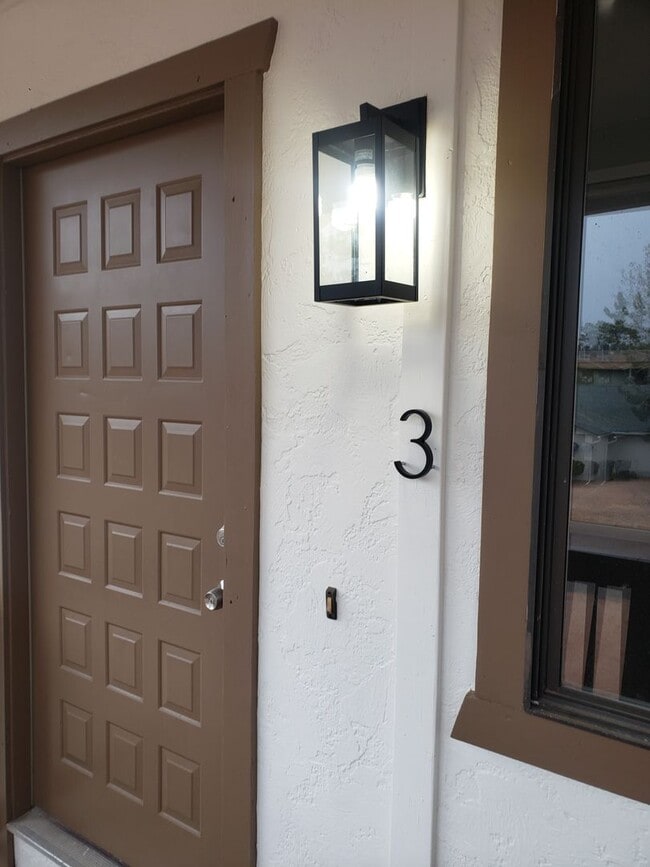 Building Photo - Renovated 2 bed / 1 bath with washer/dryer...