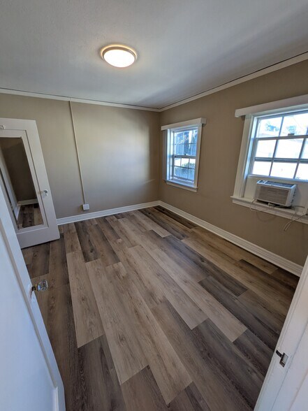 Building Photo - 1055 N Ardmore Ave