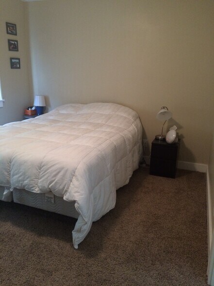 Building Photo - 821 Diamond Ave NE