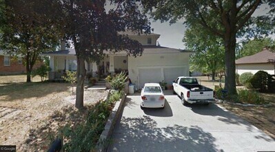 Building Photo - 320 Willow Way