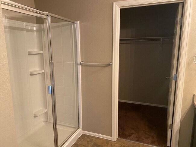 Building Photo - Charming, 3 story, 4 bed/3 bath on Corner Lot!