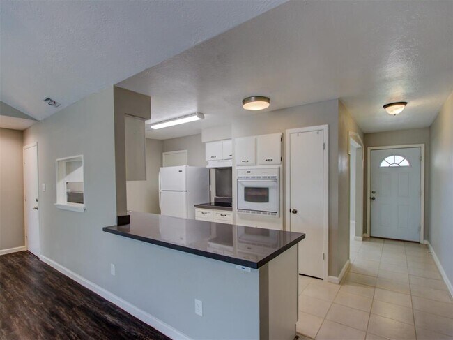 Building Photo - 10815 Montverde Ln