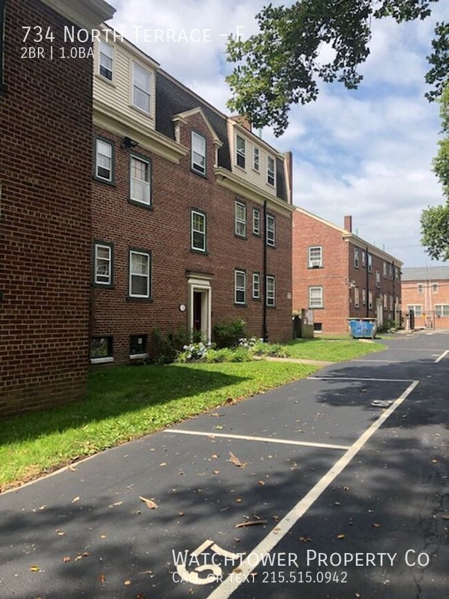 Building Photo - 2 bedroom with outdoor space