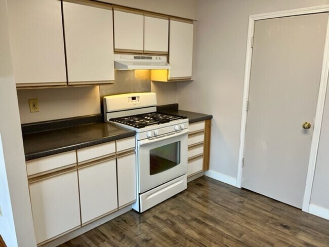 Building Photo - SKIRVIN TRIPLEX