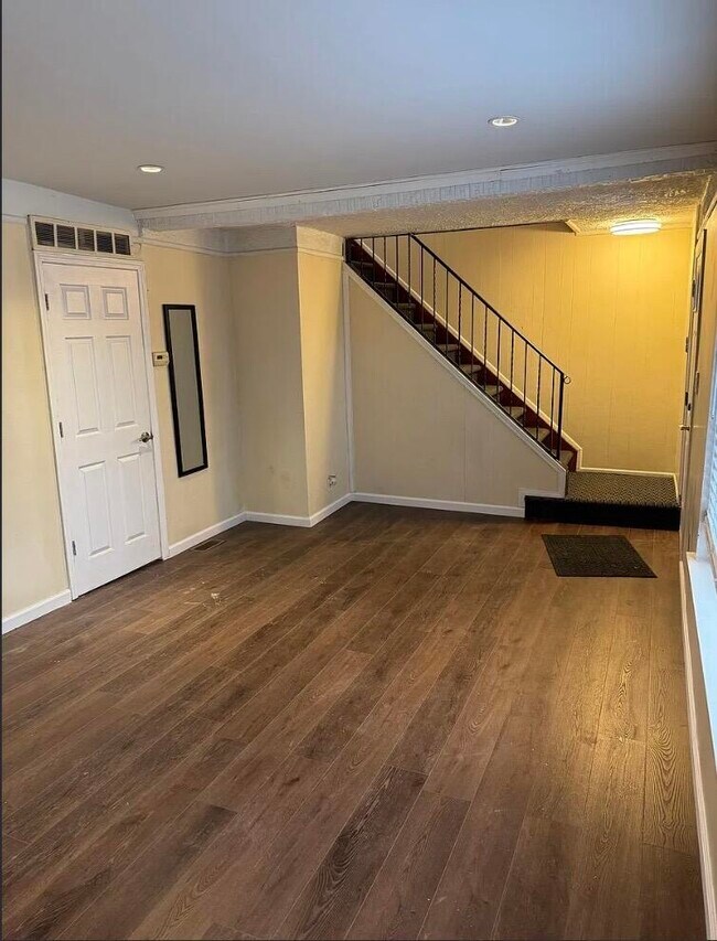 Building Photo - 22641 Albion Ave