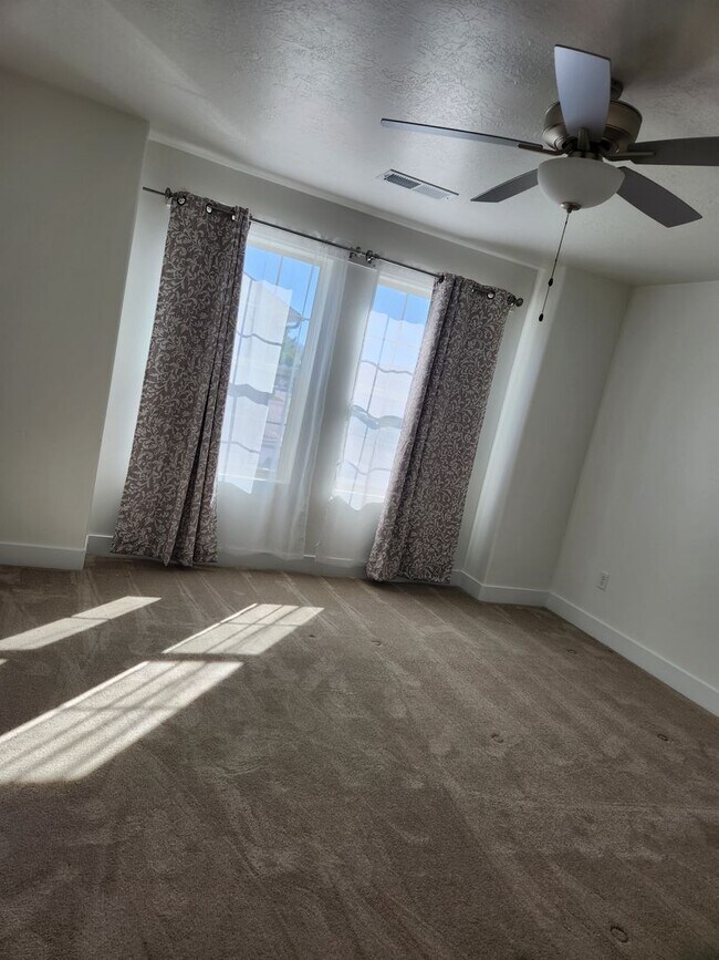 Building Photo - Beautiful Modern Townhome with Spacious La...