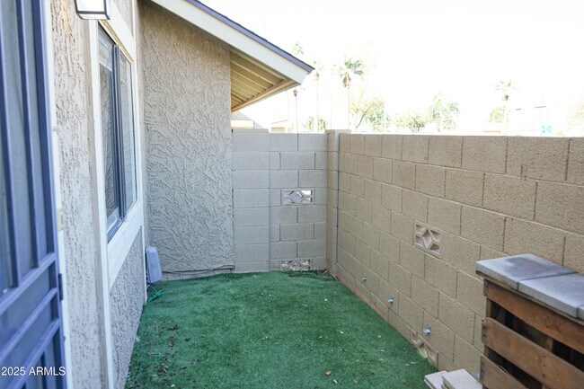 Building Photo - 1261 N 84th Pl