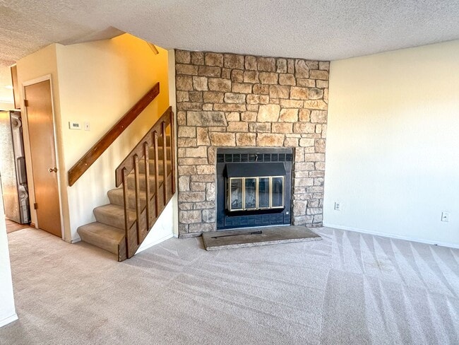 Building Photo - Beautiful TownHome Near Chatfield Reservoir