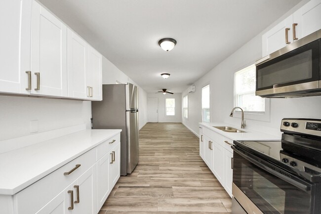 Building Photo - 406 73rd St