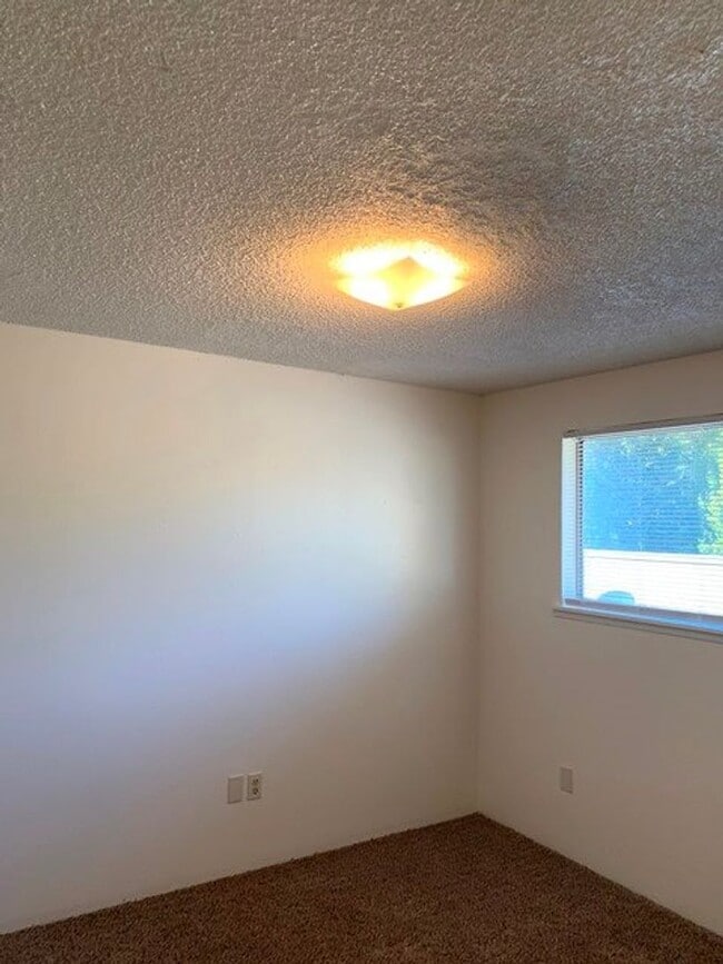 Building Photo - Middle unit in 8-plex complex