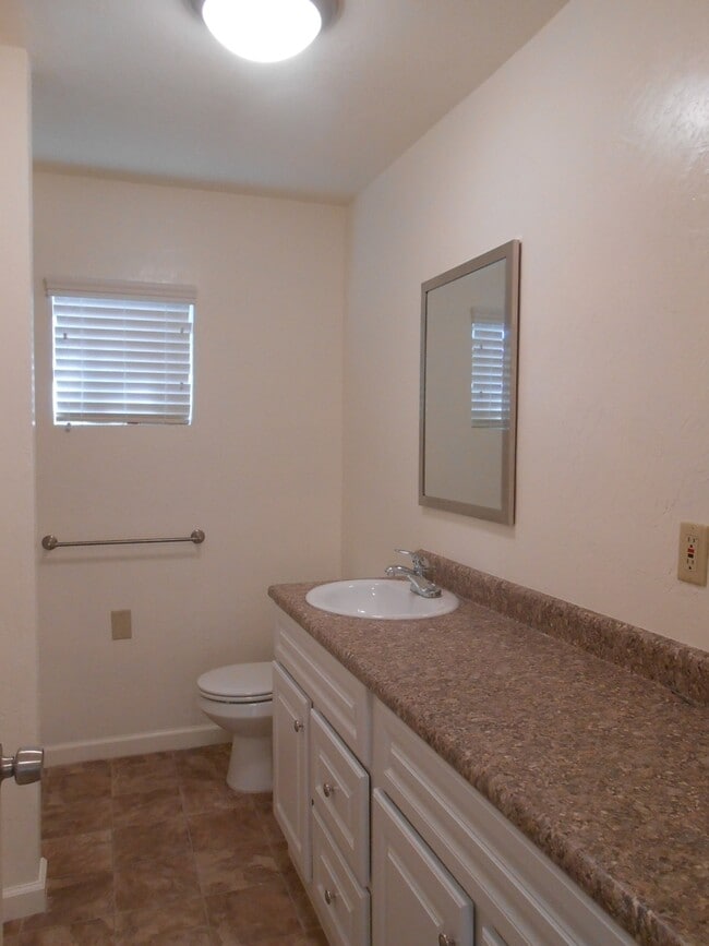 Building Photo - Cute 2 Bedroom, 1 Bathroom Home in the orc...