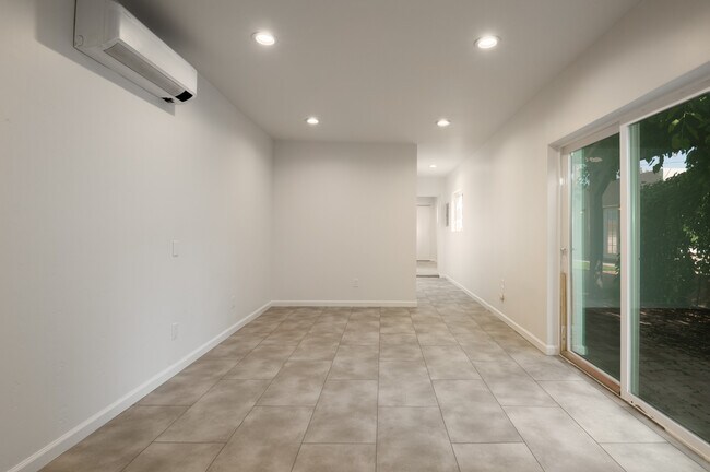 Building Photo - 205 Richmond Dr SE