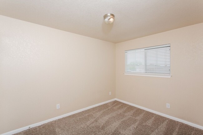 Building Photo - 3 bedroom Townhome in NW side for Rent! 50% off first months rent: November 2023 Special!