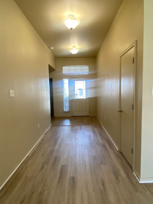 Building Photo - 3 Bedroom Conveniently Located