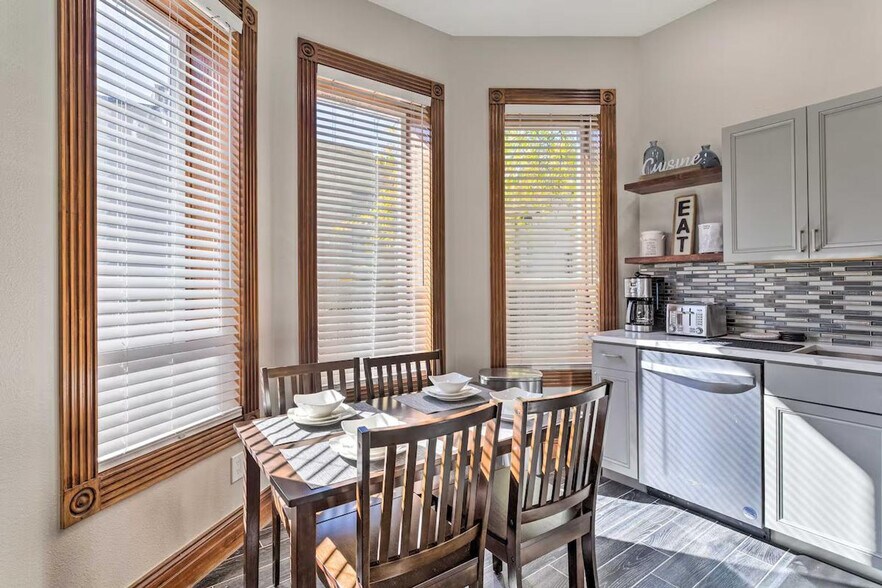 Building Photo - 1533 N Williams St