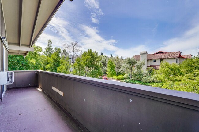 Building Photo - Top floor 2 Bed 2 Bath Condo in Los Altos!