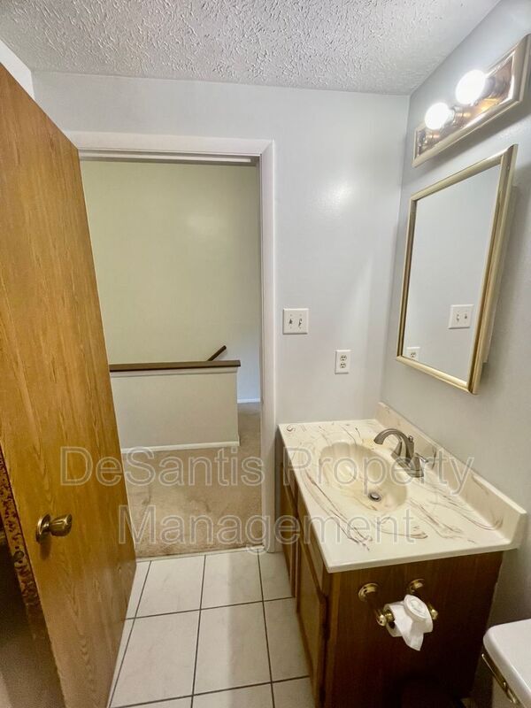 Building Photo - 925 Elm Ct