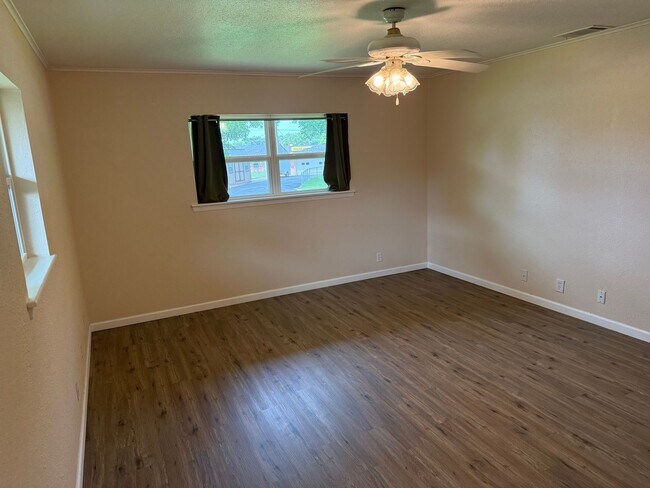 Building Photo - TEXAS SIZED WHITESBORO HOME FOR LEASE! 4 BEDROOMS-LOTS OF SPACE! HURRY!