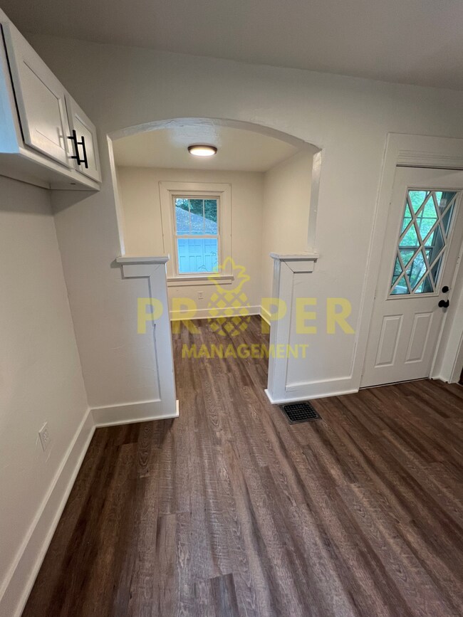 Building Photo - 3 bedrooms 1 bathrooms house for rent