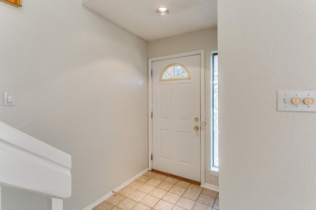 Building Photo - Great 2 Bed 2 Bath Townhouse in S Arlington- 76017