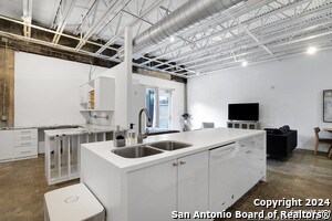 Building Photo - 1115 S Alamo St