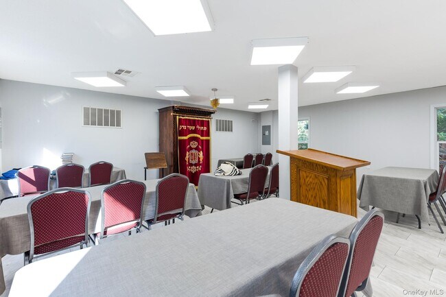 Building Photo - 996 Haverstraw Rd