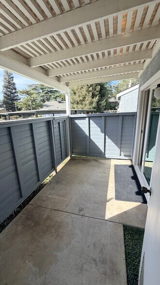 Building Photo - 2600 Brookside Dr