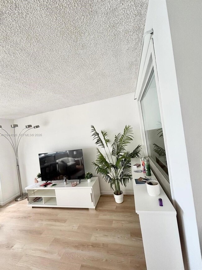 Building Photo - 999 Brickell Bay Dr